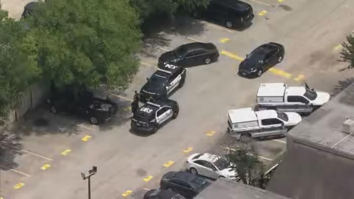 3 suspects detained after apartment complex owner finds man shot in southwest Houston parking lot