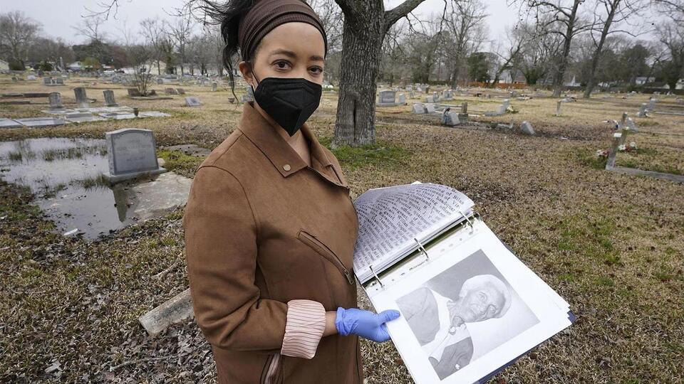 Mo. City library holds African-American genealogy program